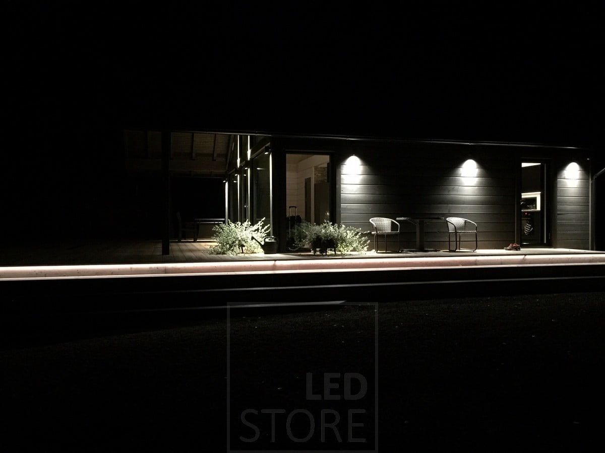 Ulkoseinissä led VIISTO seinävalaisimia. Portaita valaisemassa lipassa led nauha. Ledstore.fi